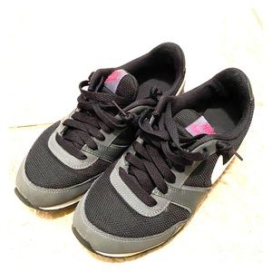 Women’s Size 5 Nike’s